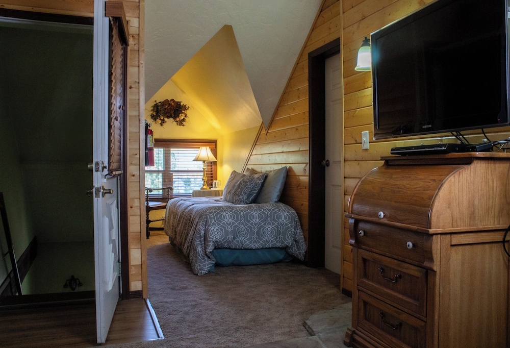 Suite, King Bed, Private Bathroom, Adult Only