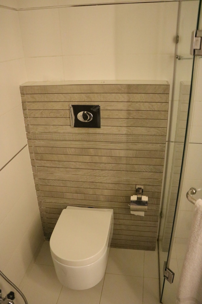 Lahore Continental Hotel 66/71