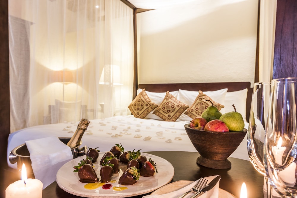 Ananda Hotel Boutique 30/70