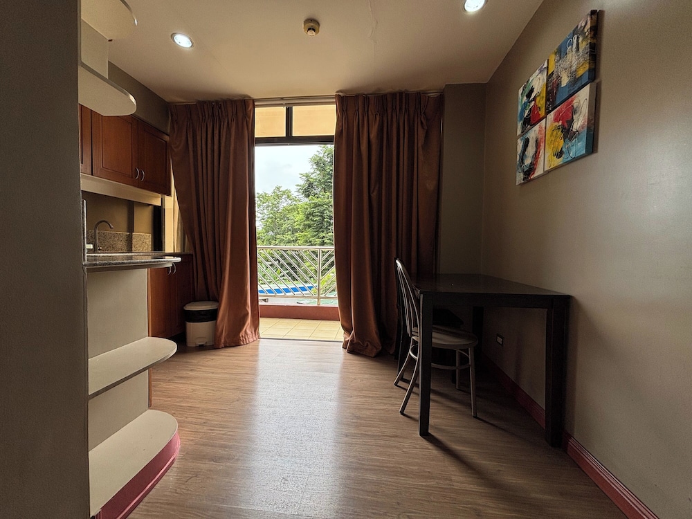 Uptown Condotel 57/73