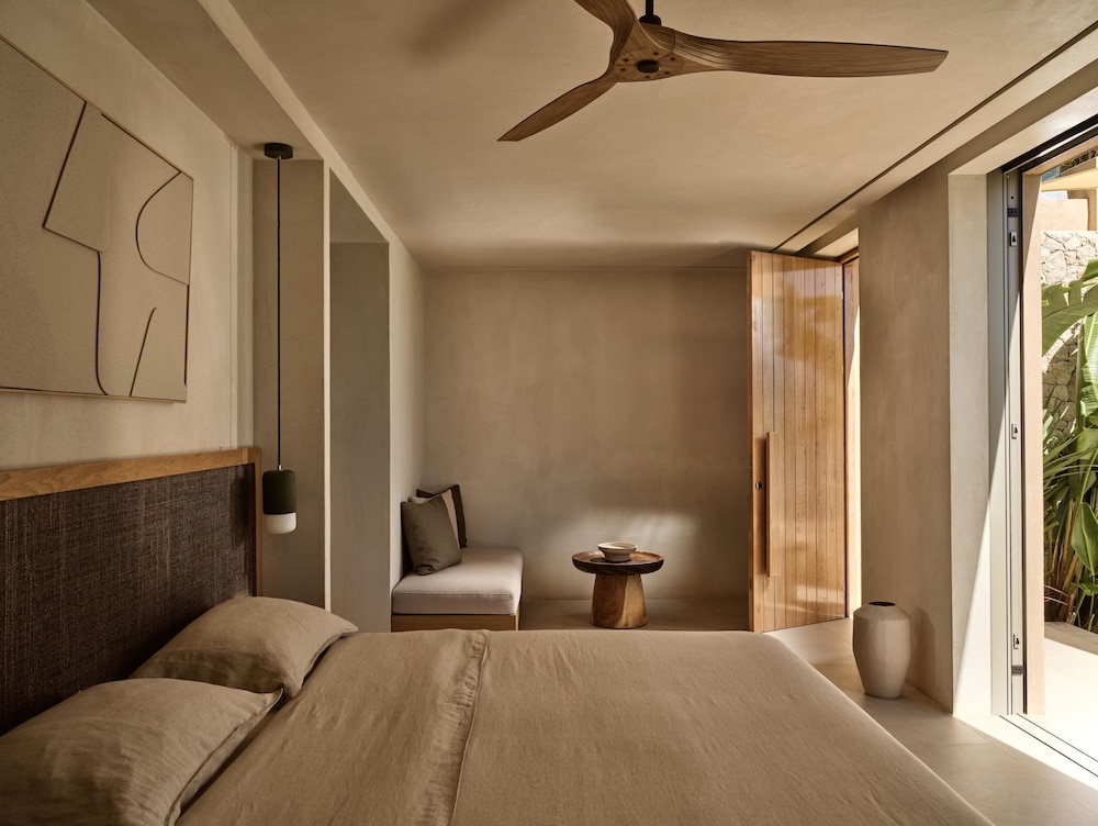 Executive, Suite, King Bed, Beach Front, Mini Pool 3/6