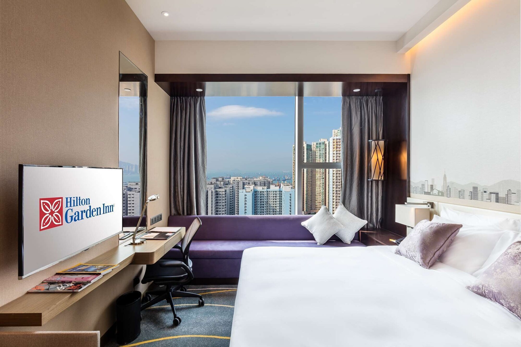 غرفة بسرير كينج في طابق مرتفع، Hilton Garden Inn Hong Kong Mongkok 3/10