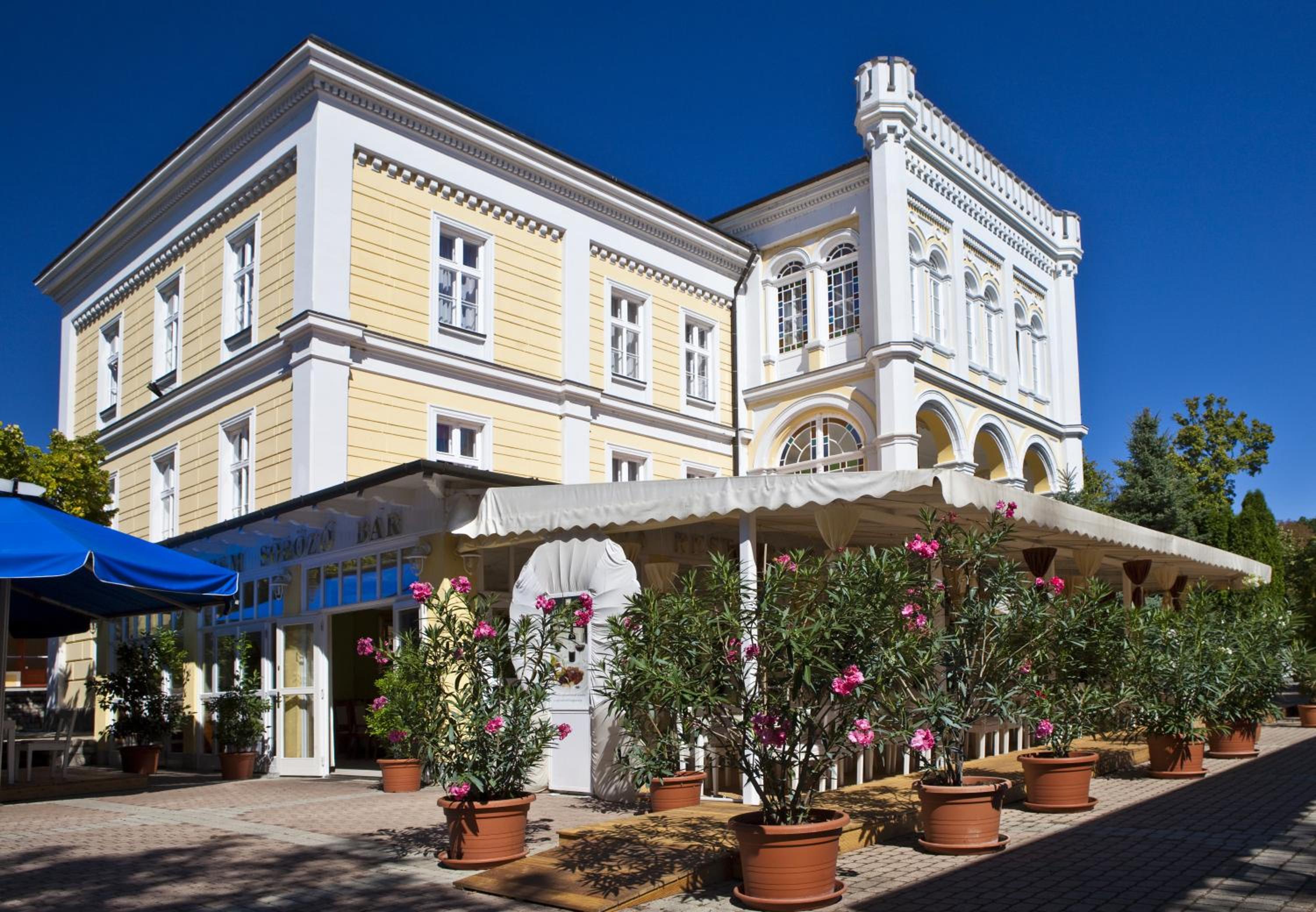 Astoria Hotel and Restaurant 36/41