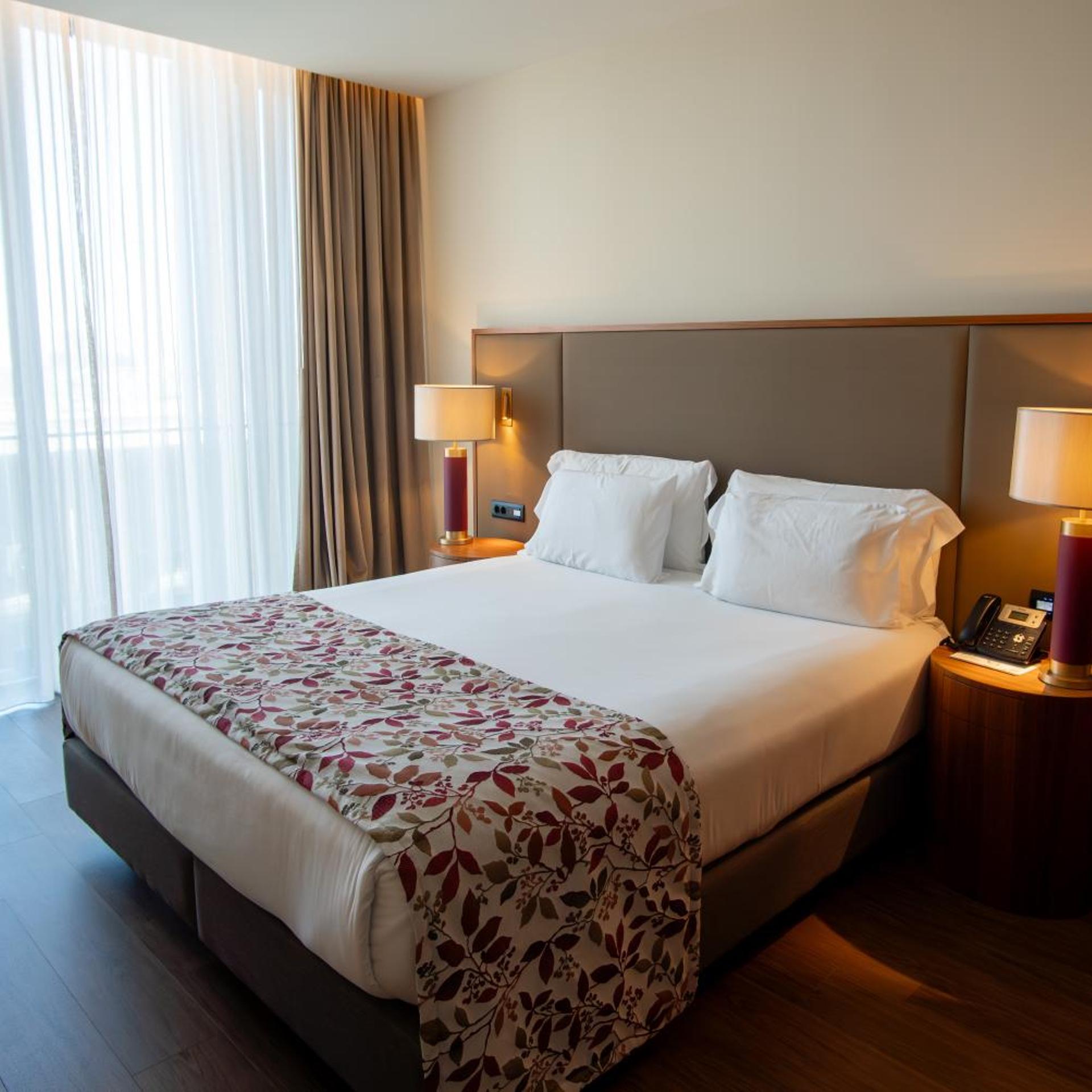 1 BEDROOM, SUITE, KING BED, BALCONY