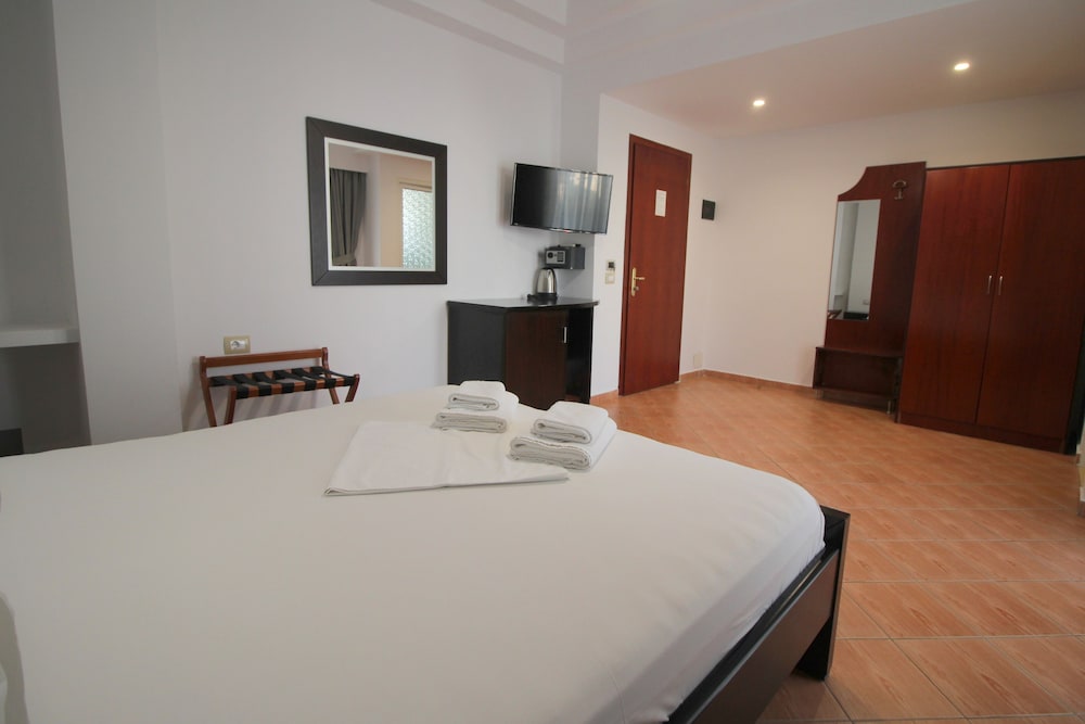 ROOM, DOUBLE BED, PARTIAL SEA VIEW