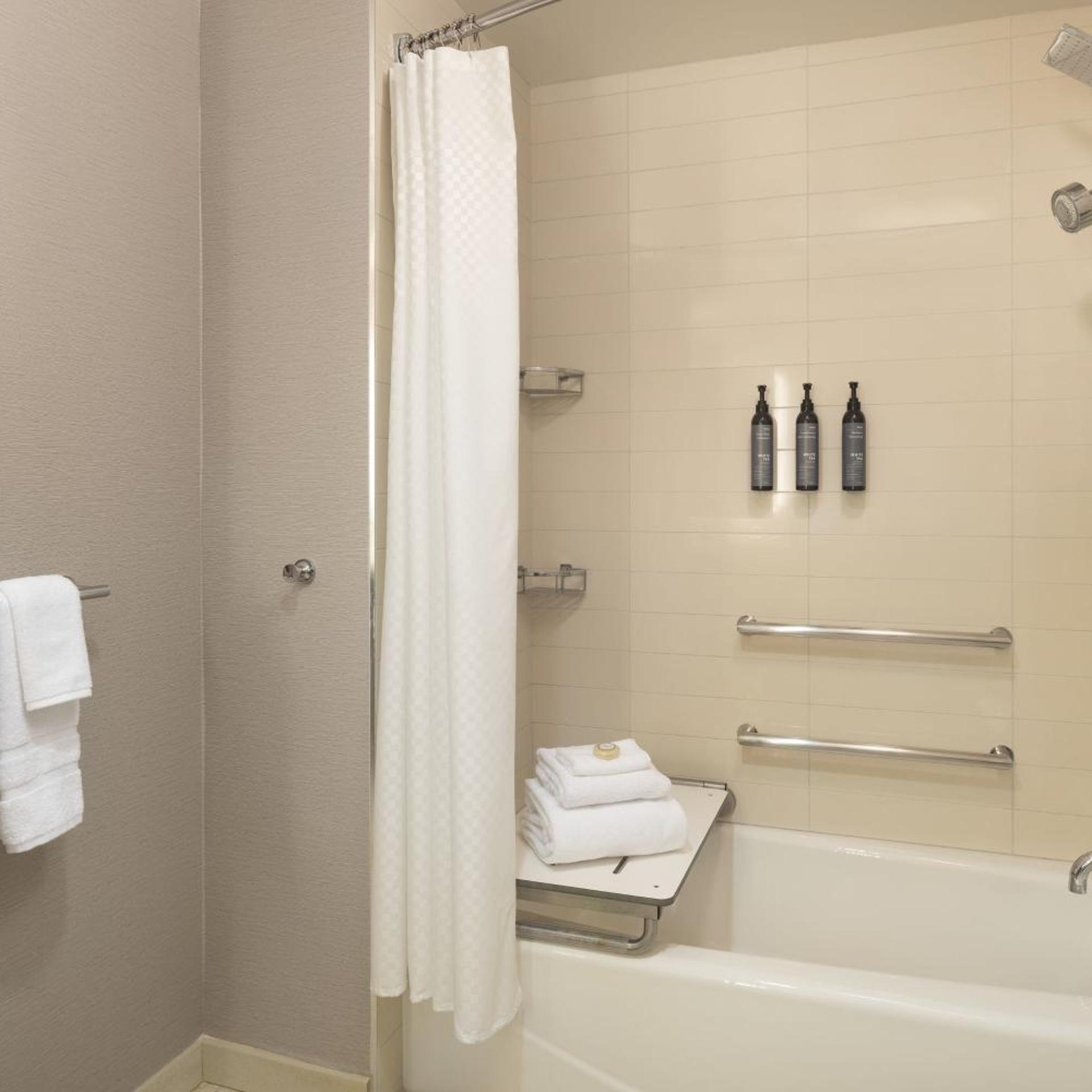 غرفة بسرير كينج بإطلالة على المتنزه، The Westin South Coast Plaza 3/13