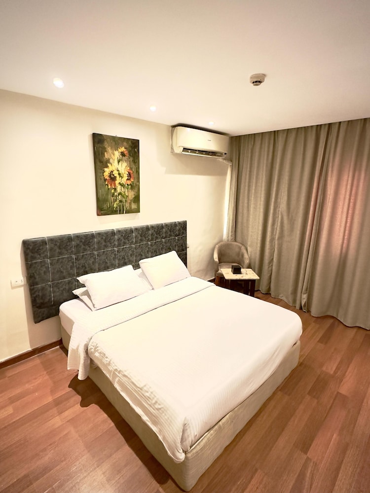 ROOM, DOUBLE OR TWIN BED
