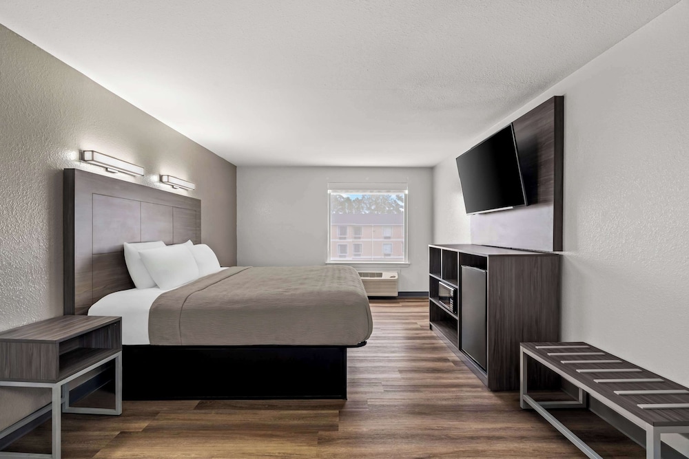جناح بسرير كينج مع أريكة، Quality Inn & Suites Biloxi - Ocean Springs 4/6
