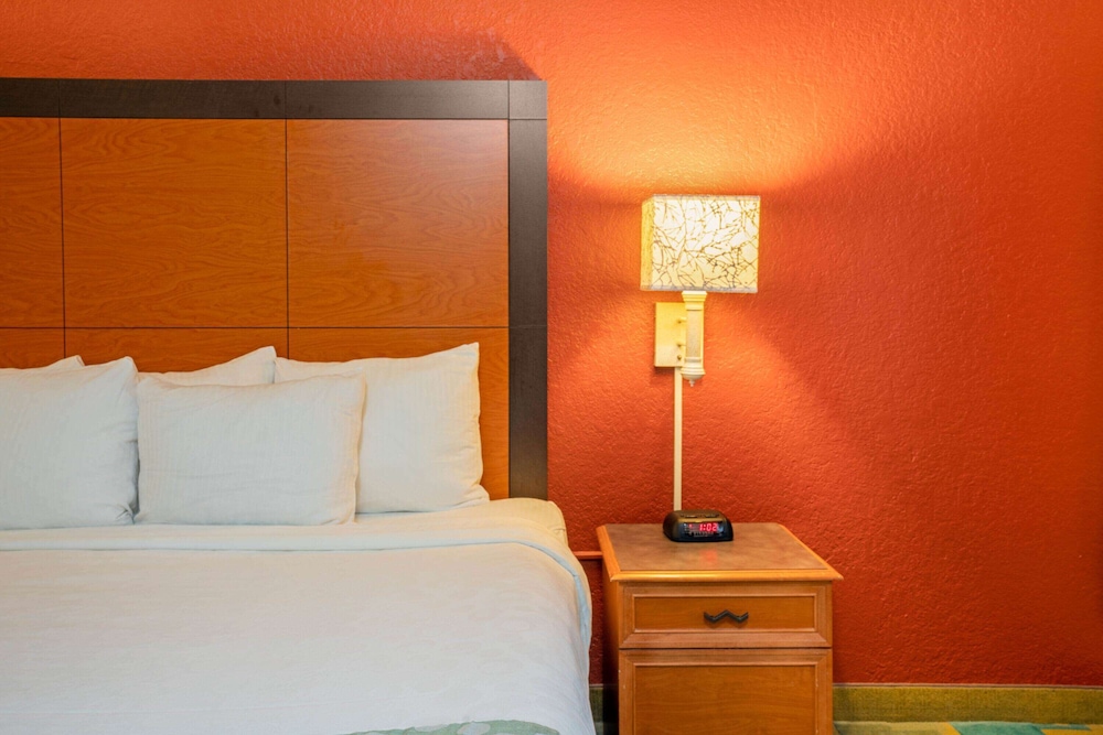 La Quinta Inn & Suites by Wyndham Seattle Sea-Tac Airport 20/48