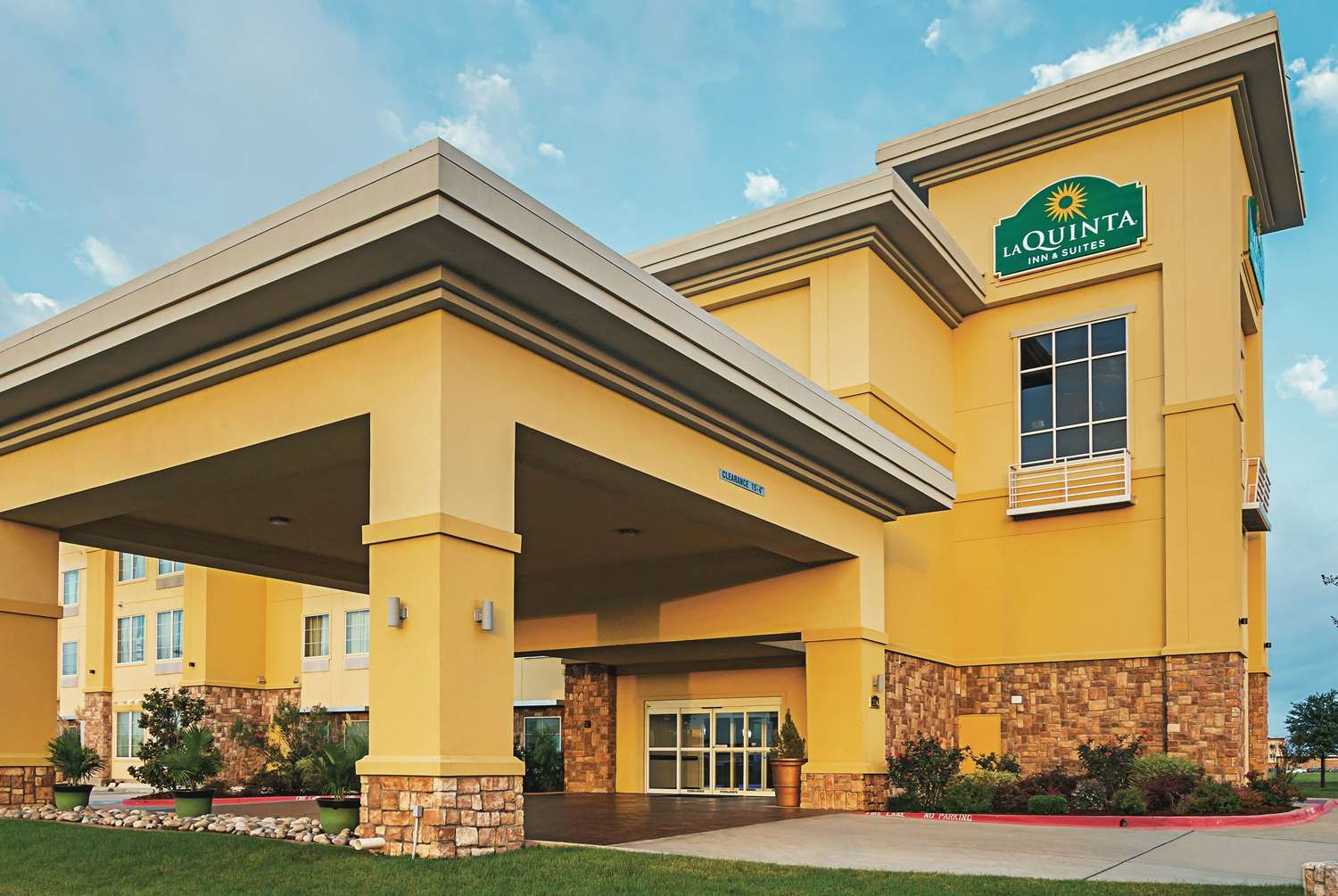 La Quinta Inn & Suites by Wyndham Ft. Worth - Forest Hill TX 10/49