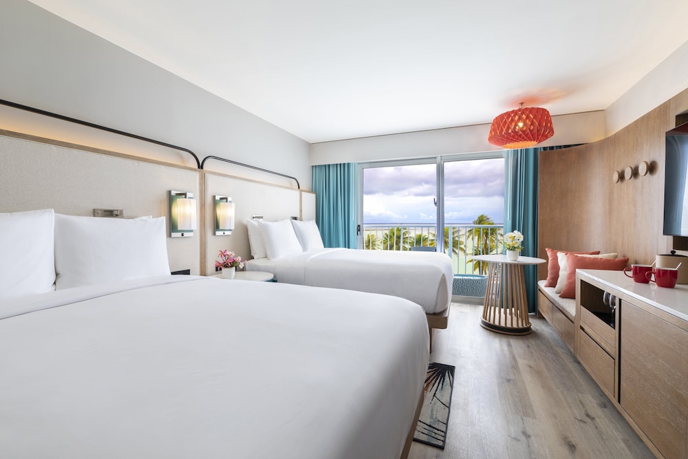 غرفة بريميوم بسريرين مزدوجين بإطلالة على البحر، Crowne Plaza Resort Guam 5/10