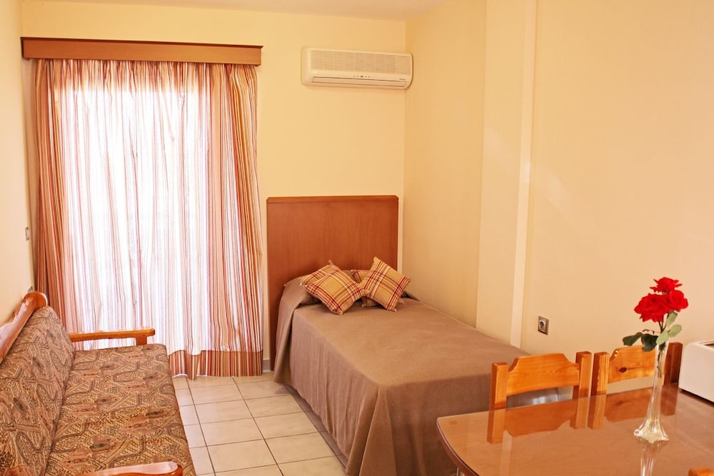 Sandys Studios Apartments And Log Villas 21/46