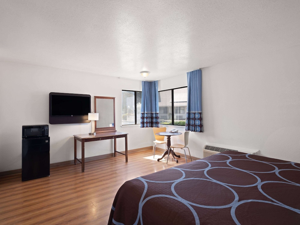Super 8 by Wyndham Dunnigan 44/60