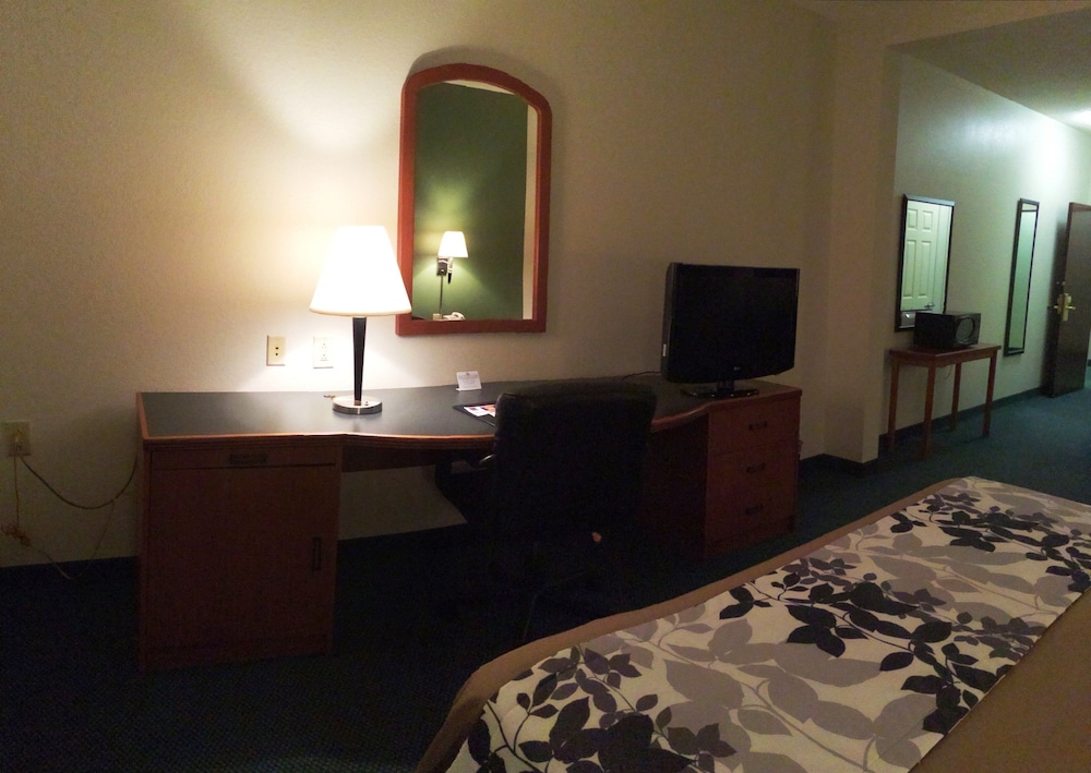 Sleep Inn & Suites Danville Hwy 58 18/35