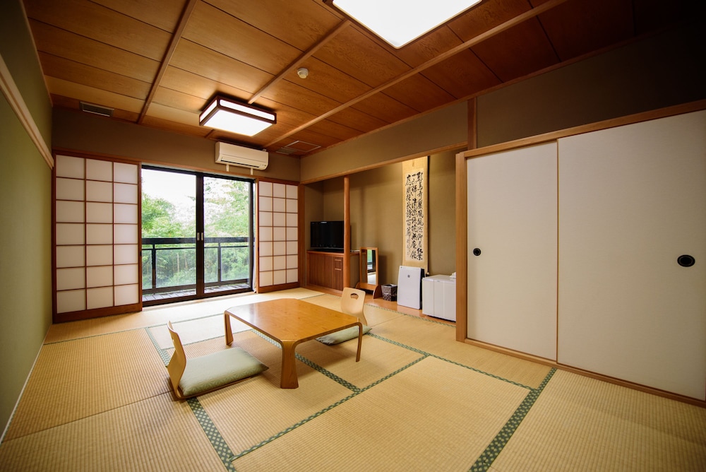 JAPANESE, 5 FUTON BEDS, SHARED BATHROOM