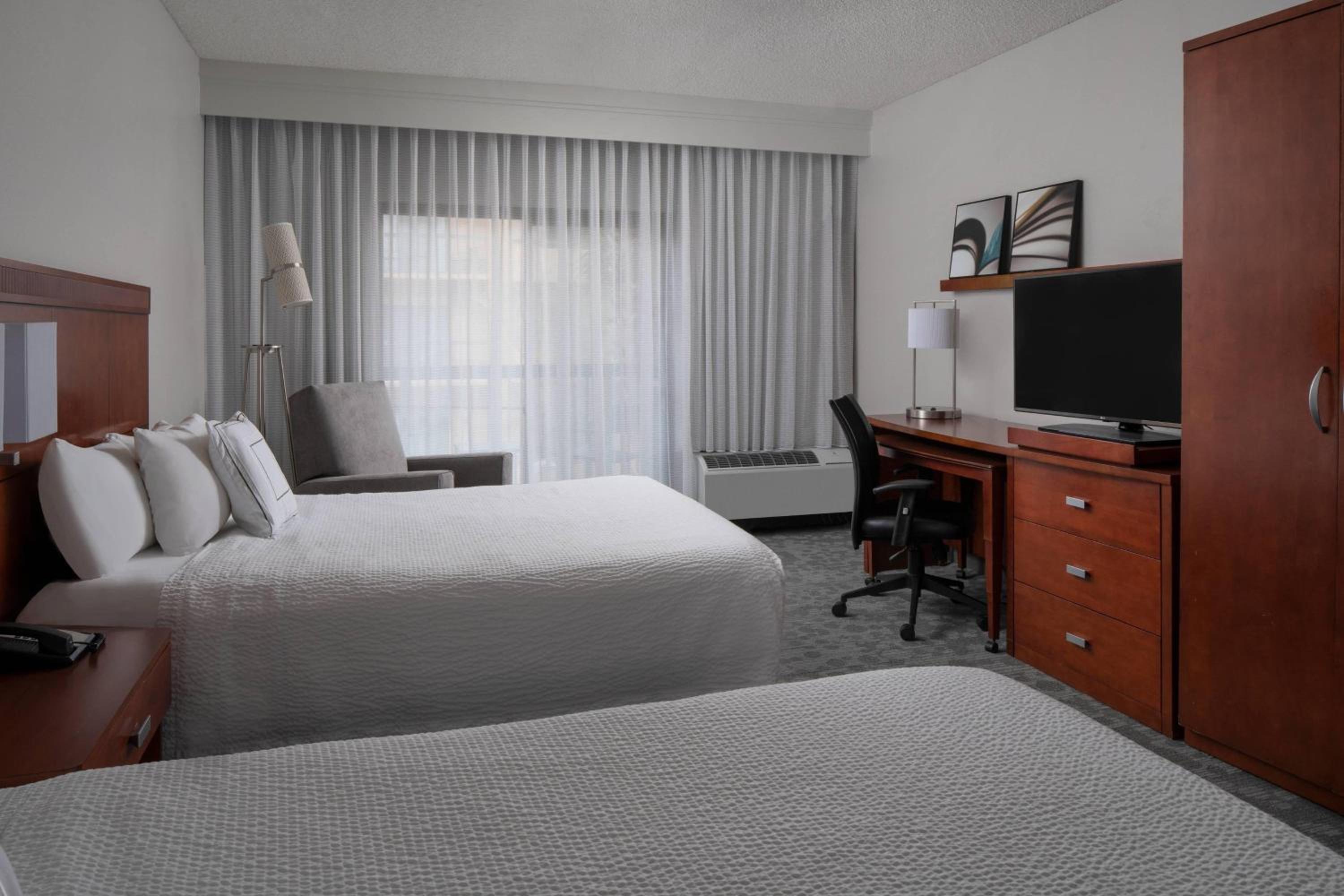 Renovated, Guest Room, Executive, 2 Queen Beds