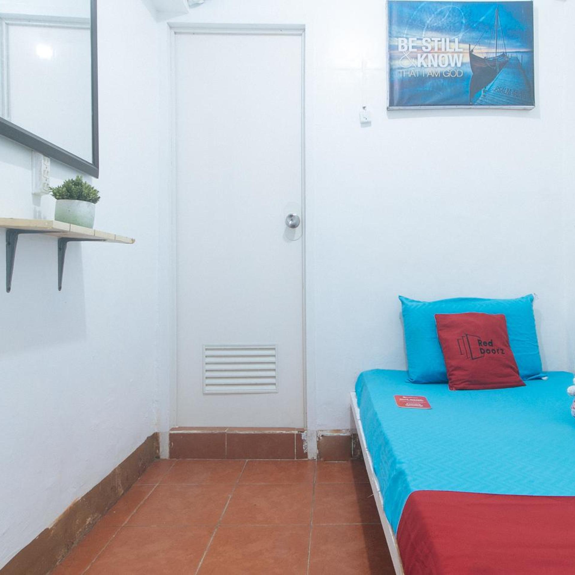 RedDoorz near OWWA Pasay 10/46