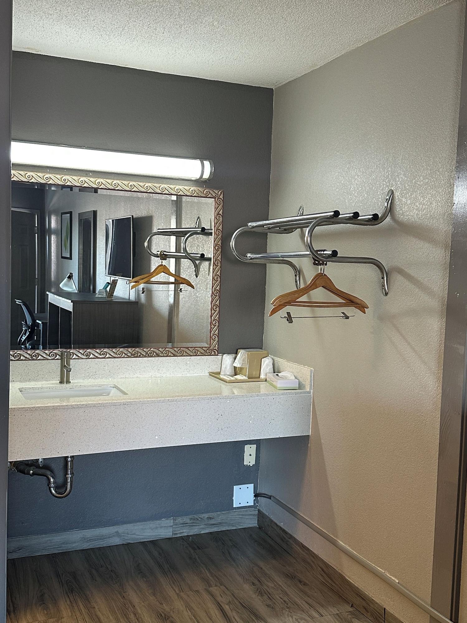 Executive Inn 41/41