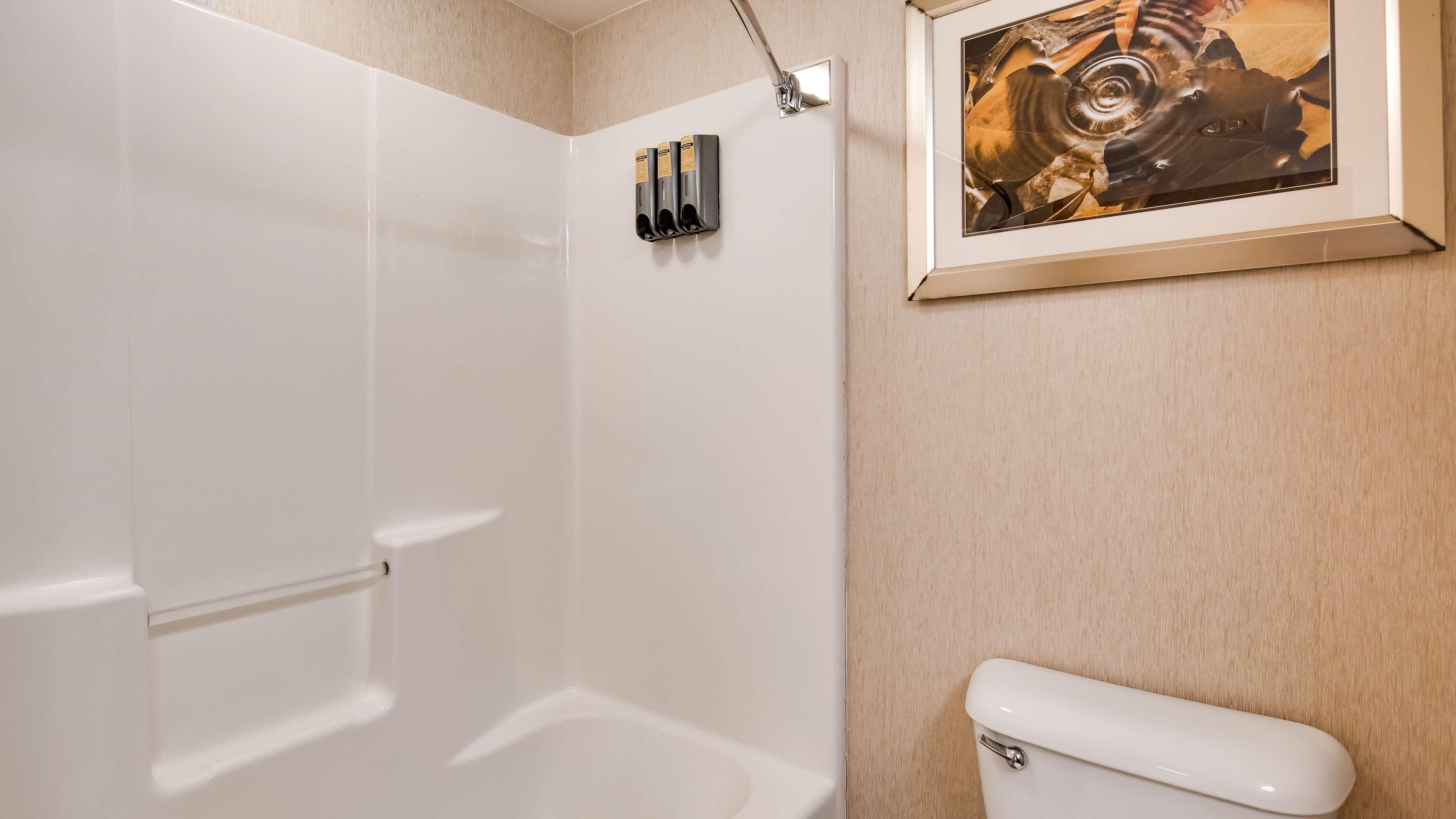 جناح بسرير كينج بإطلالة على النهر بشرفة مع أريكة بحوض جاكوزي، Best Western Plus River Escape Inn & Suites 10/10