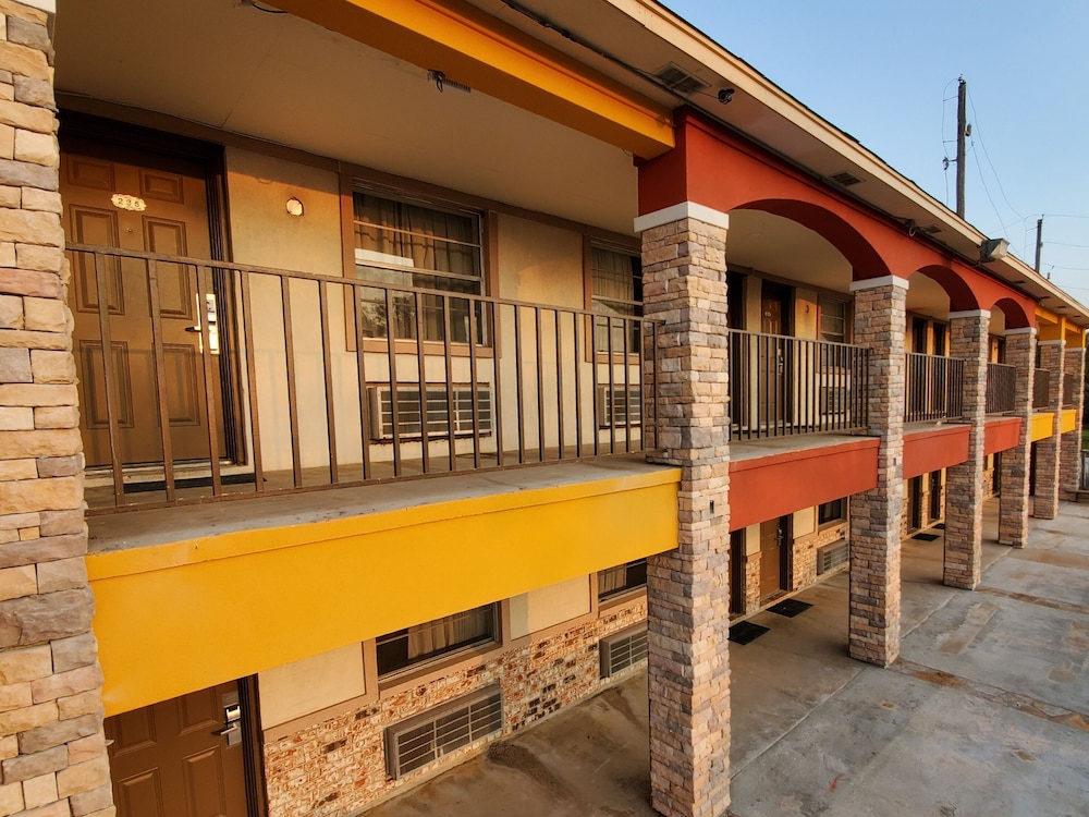 Econo Lodge Inn & Suites Sealy 10/52