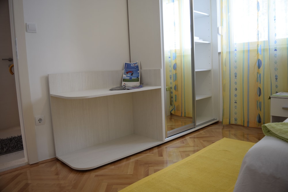 Jele Rooms 8/50