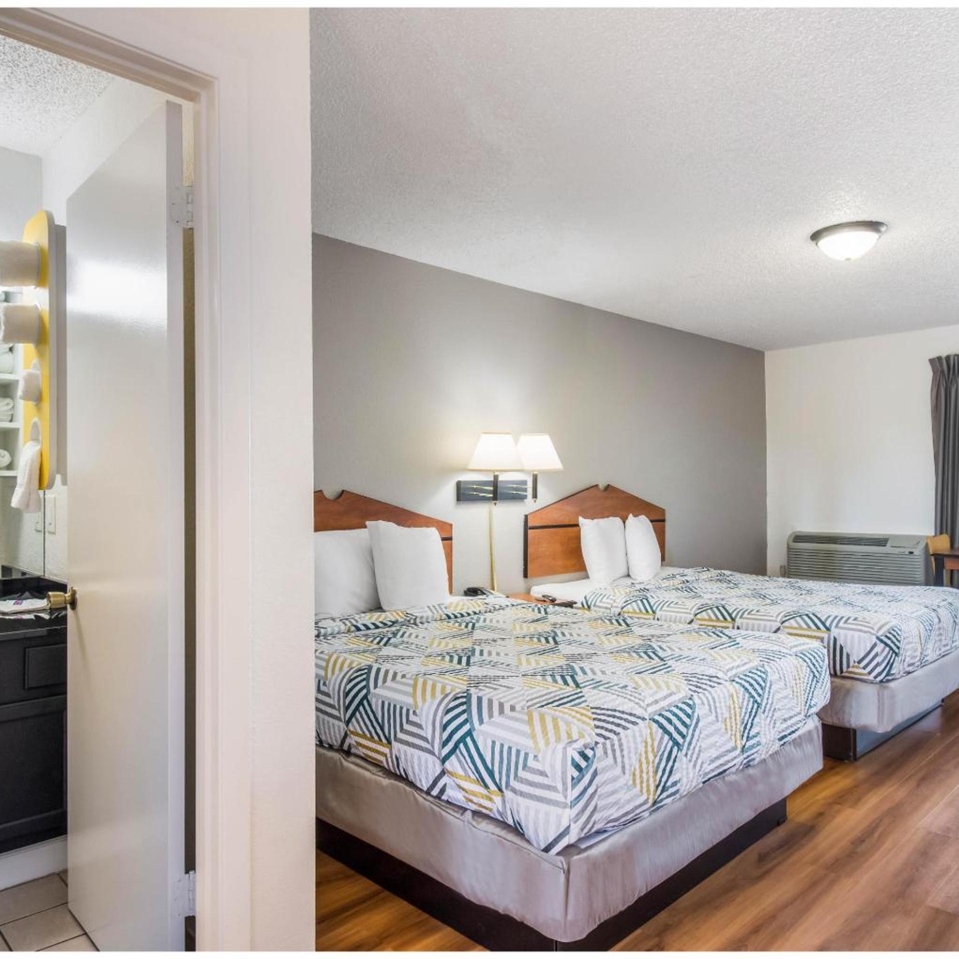 2 Queen Beds - ADA/RI Shower/Non-Smoking