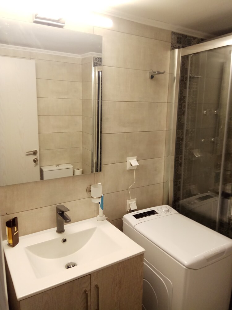 Grandma Vasiliki Rooms To Let 51/55