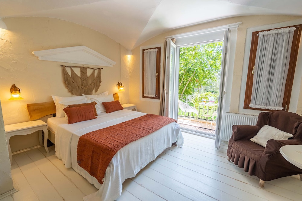 Cunda Battalos Kucuk Otel 6/50