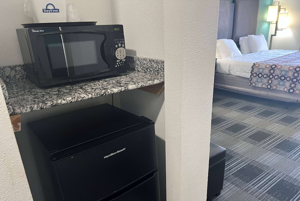 Days Inn by Wyndham Alva 10/24