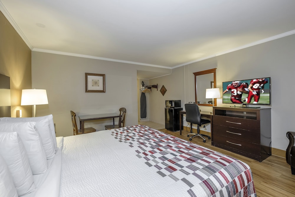 Red Roof Inn and Suites Herkimer 12/46