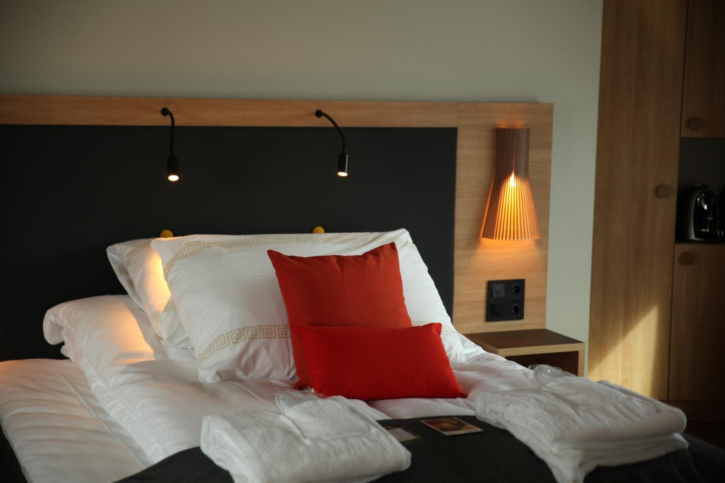 Compact, Double Bed، Clarion Hotel The Edge 4/9