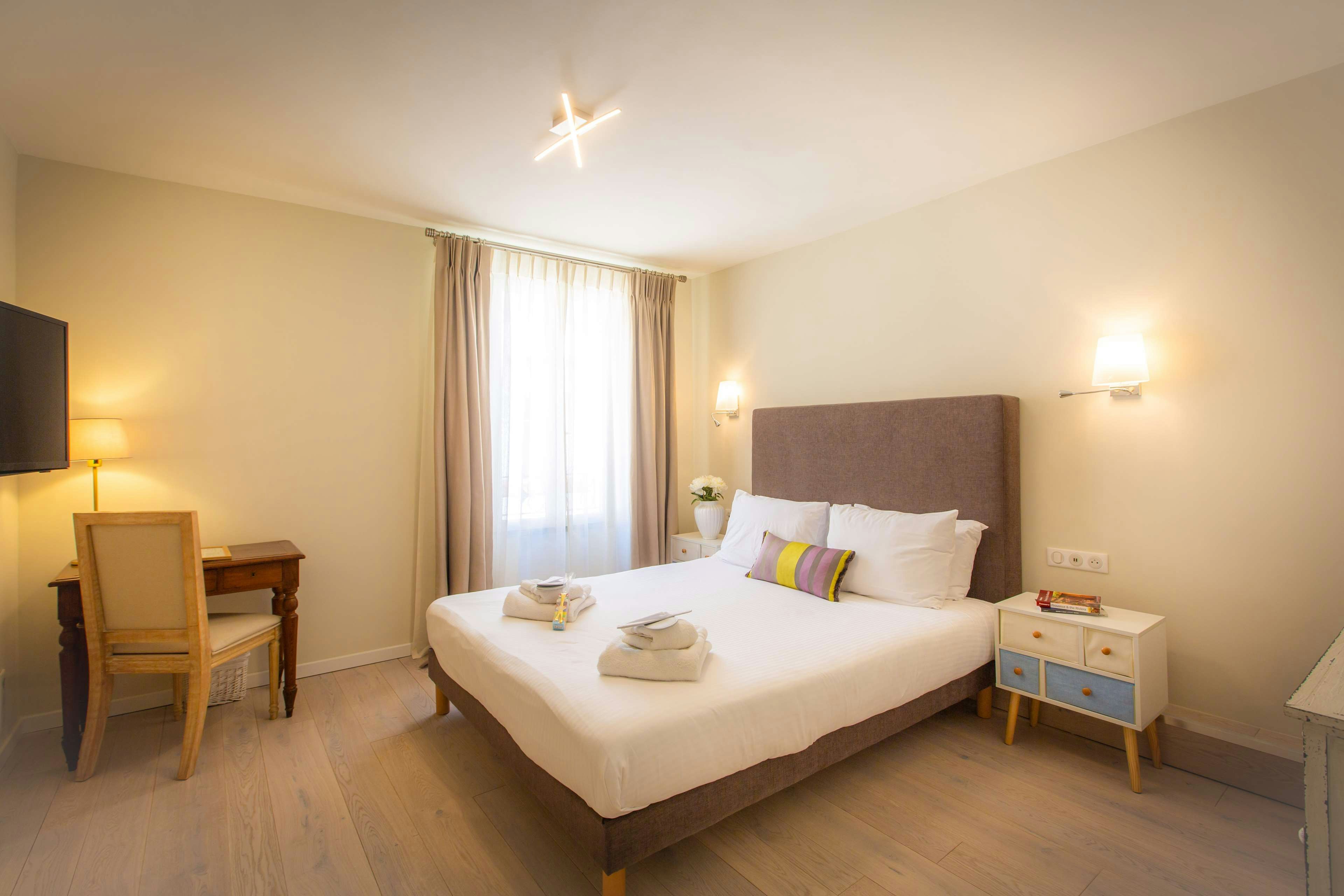 HOTEL LES ARMOIRIES 22/66