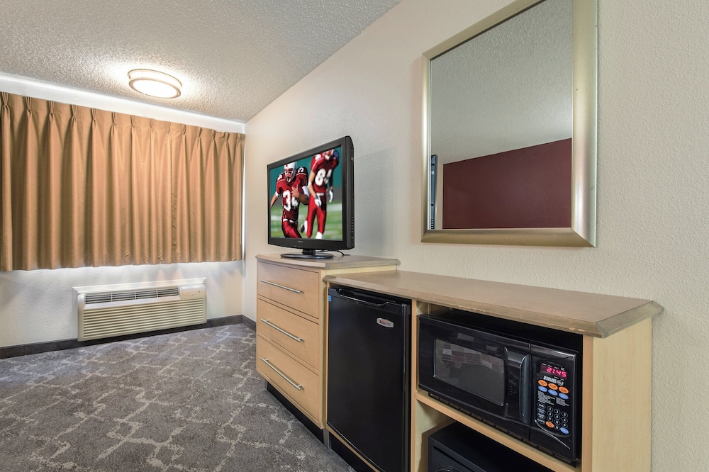 جناح بسرير كينج مع أريكة، Red Roof Inn Seattle Airport Seatac 3/5
