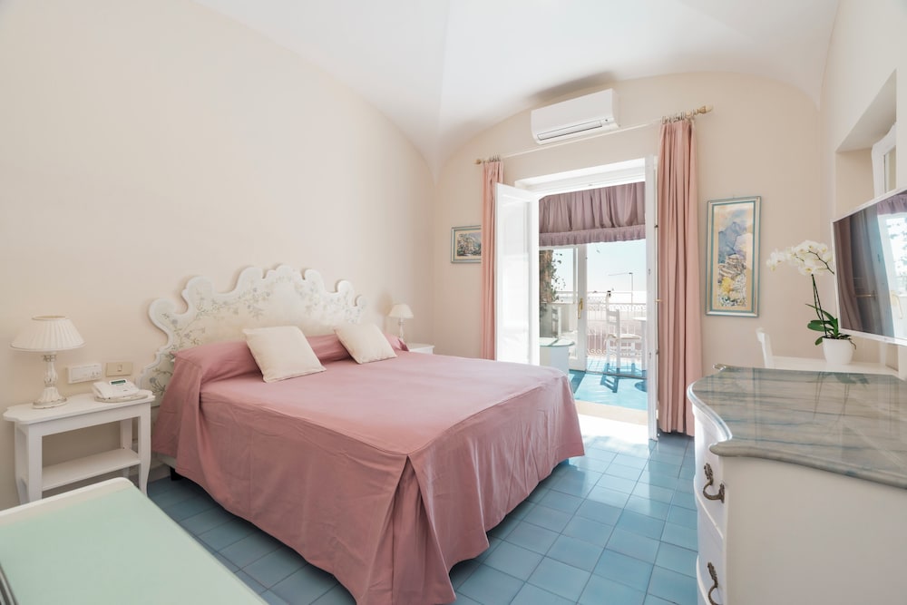 ROOM, DOUBLE OR TWIN BED, PARTIAL SEA VIEW, BALCONY