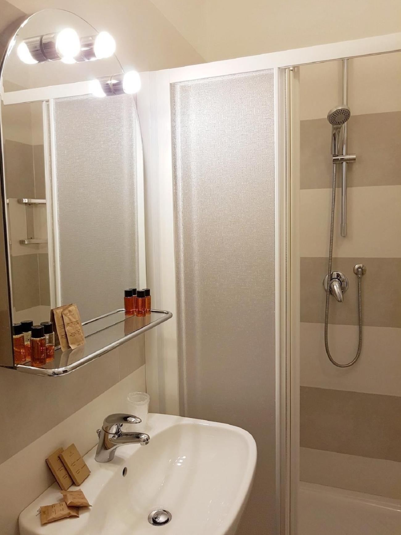 Albergo degli Amici 56/57