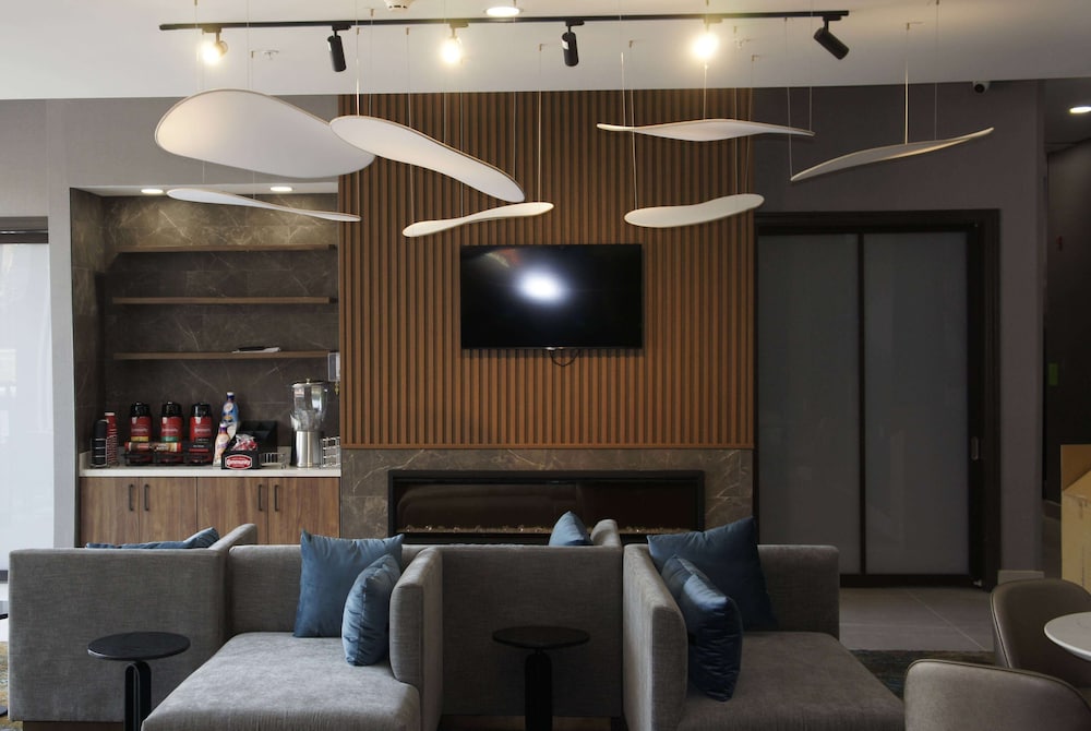 La Quinta Inn & Suites by Wyndham Manchester / Arnold AFB 30/42