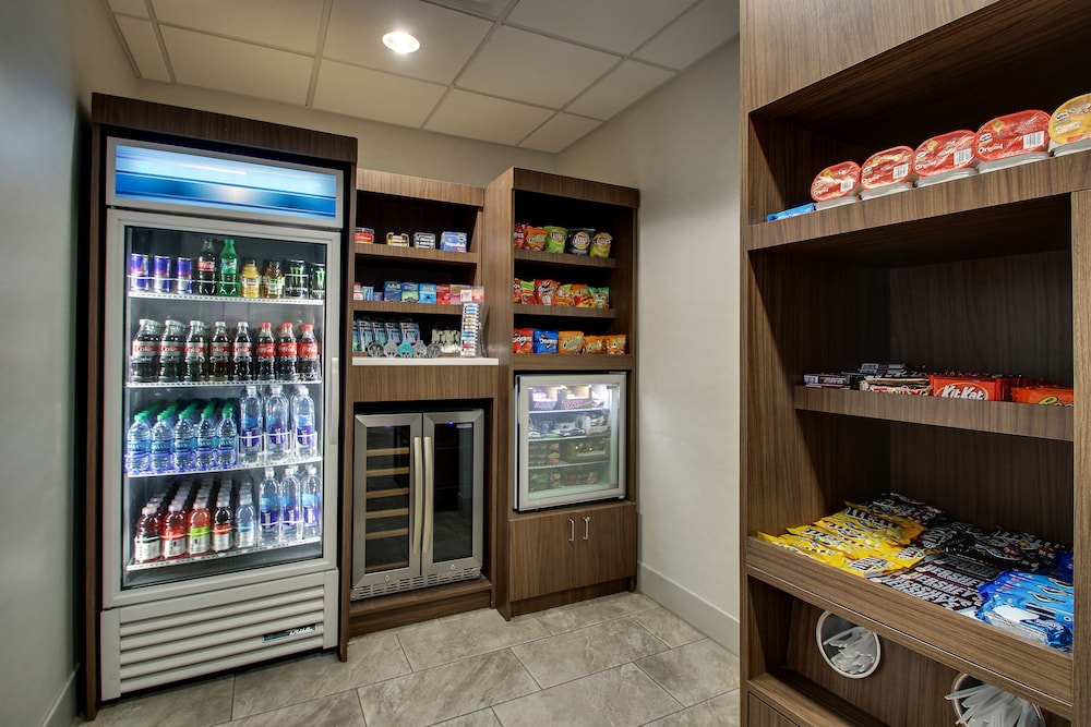 Holiday Inn Express & Suites Chicago North-Waukegan-Gurnee 50/50