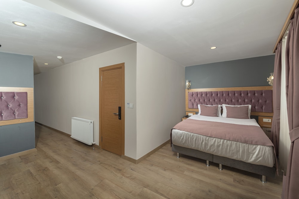 ROOM, QUADRUPLE, BALCONY