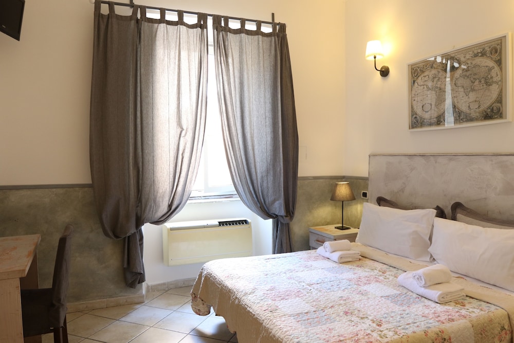 ROOM, DOUBLE OR TWIN BED