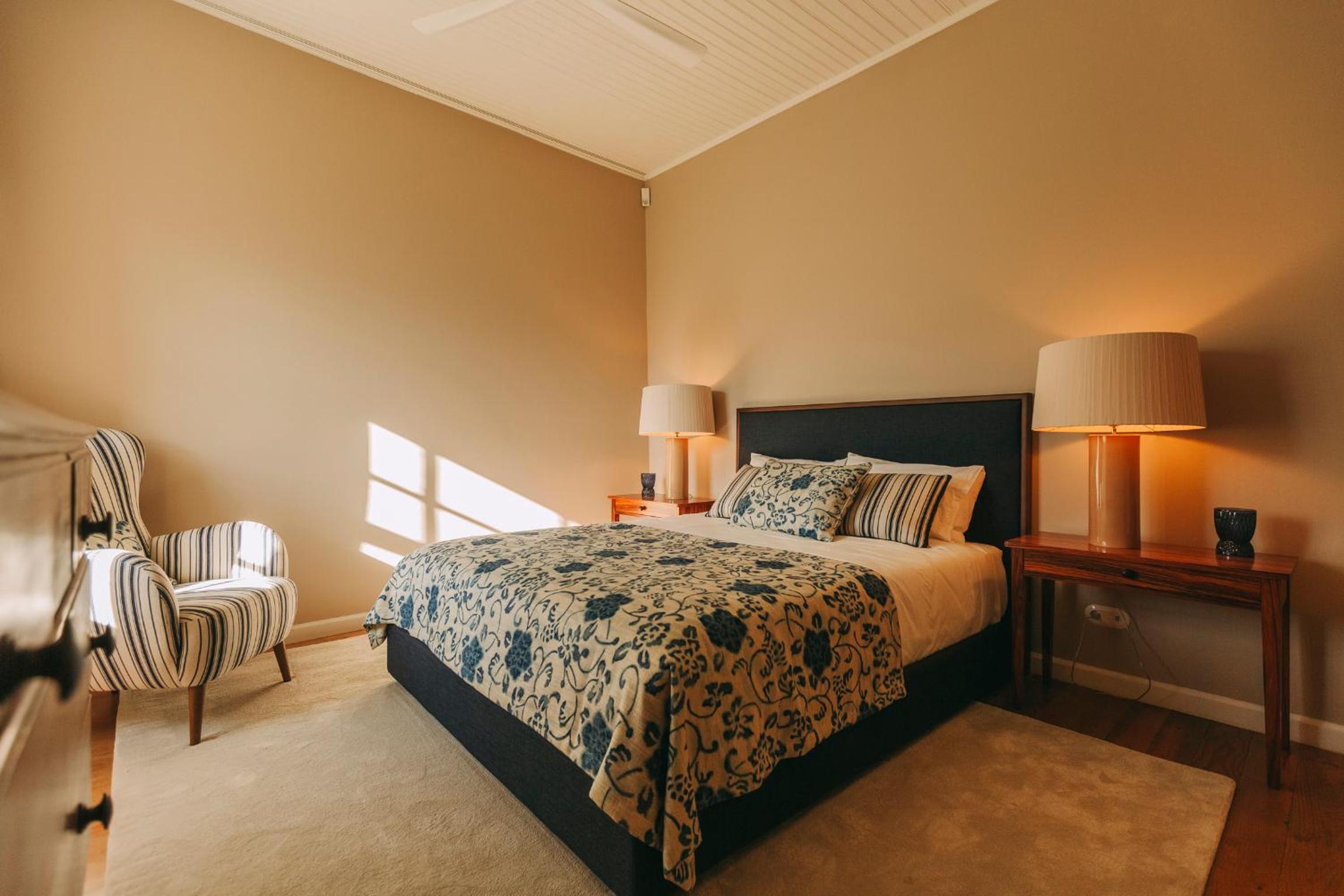6 Bedrooms, House