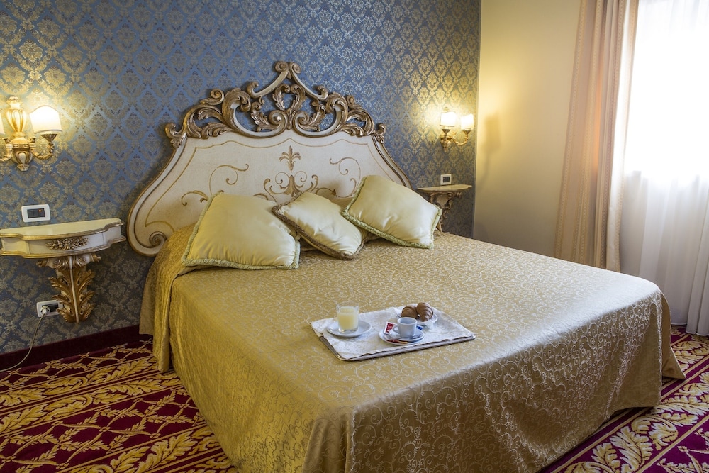 EXECUTIVE, SUITE