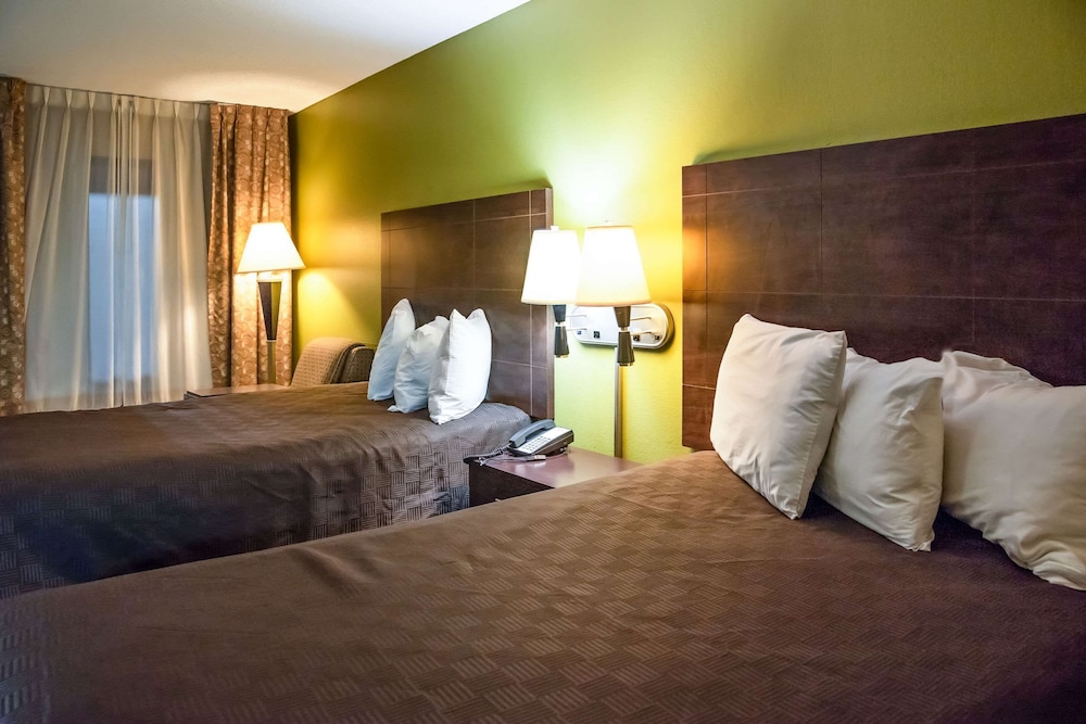 Rodeway Inn & Suites Clarksville near Governors Square Mall 14/22
