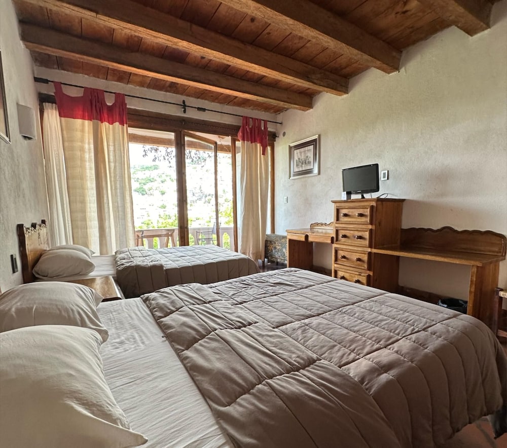 Room, 2 Double Beds, City or Statue View