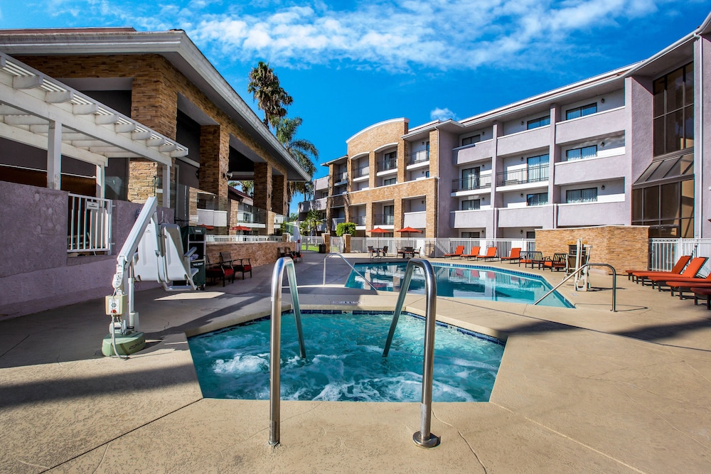 La Quinta Inn & Suites By Wyndham Pomona 8/52