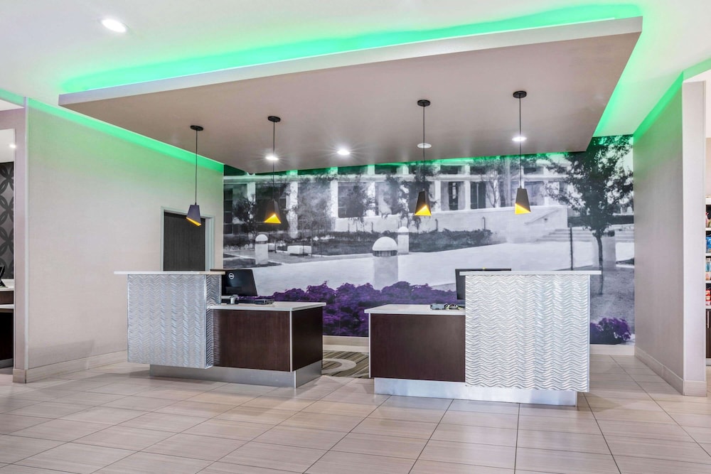La Quinta Inn & Suites by Wyndham College Station South 12/64