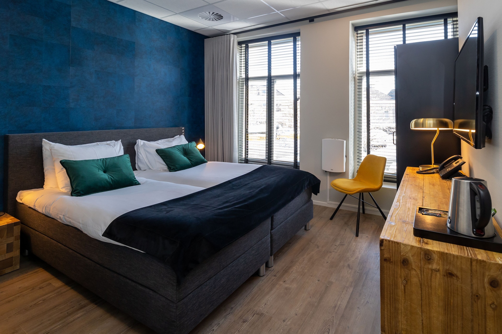 City, Twin Beds