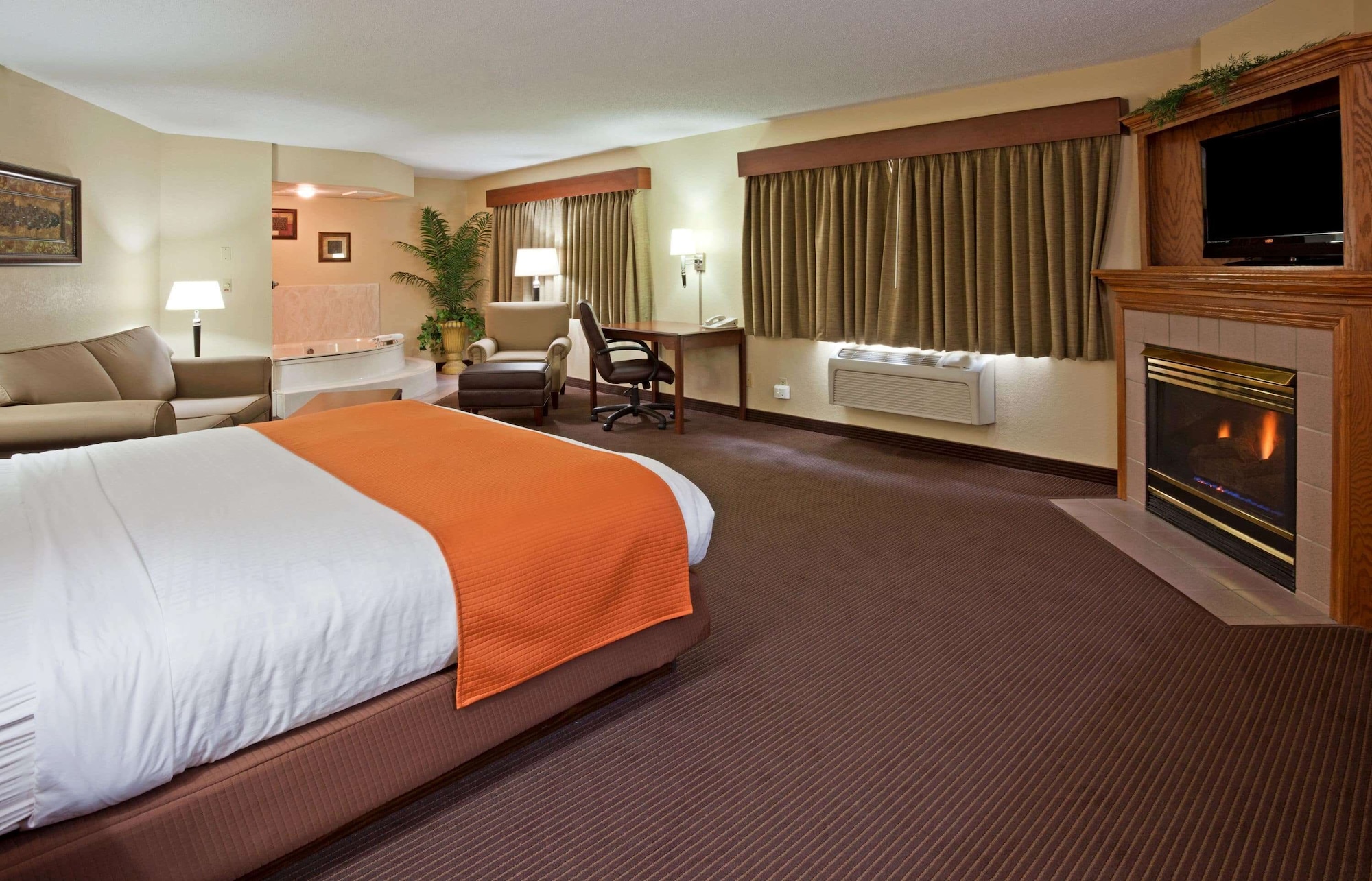 SUITE, KING BED, HOT TUB