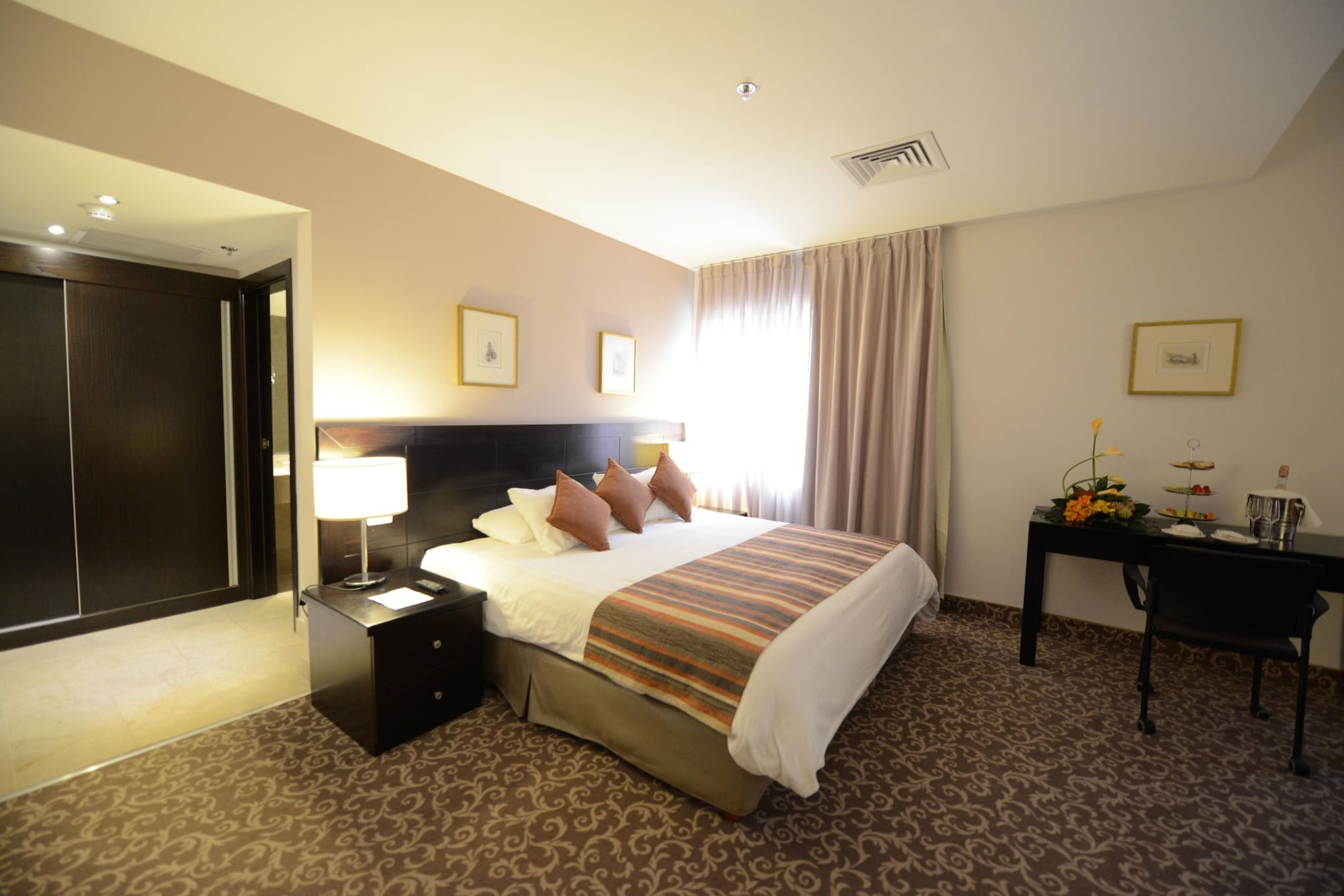 EXECUTIVE, KING BED