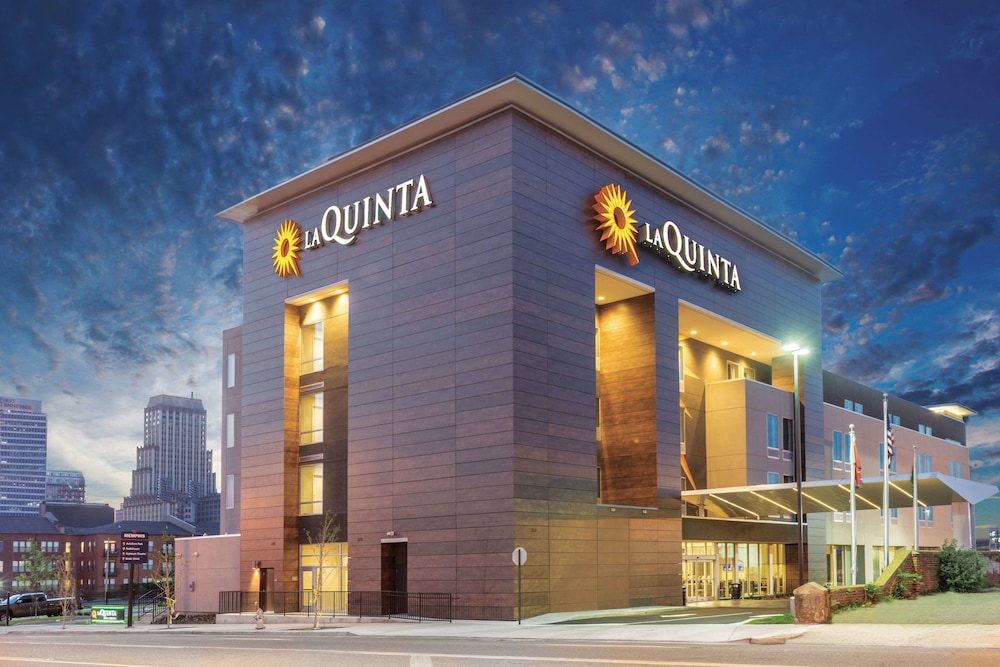 La Quinta Inn & Suites by Wyndham Memphis Downtown 1/36