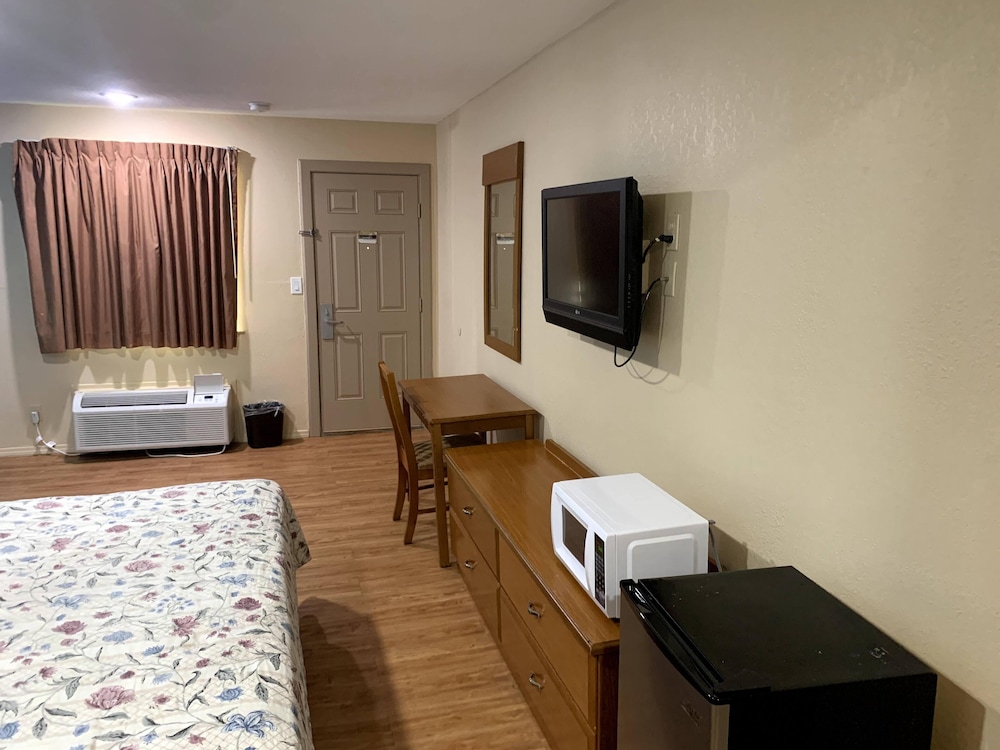 OYO Blue Star Inn 35/65